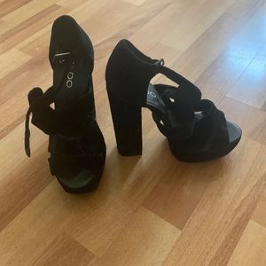 Black velvet heels with platform